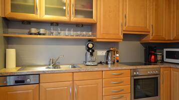 Apartemen Deluks, 2 kamar tidur | Dapur pribadi | Lemari es, microwave, oven, dan mesin pencuci piring