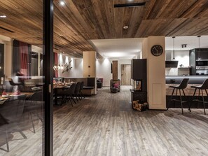 Ein modernes Interieur mit Essbereich, Küche und Sitzgelegenheiten.