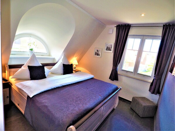 8 Schlafzimmer, individuell eingerichtet, Bügeleisen/Bügelbrett