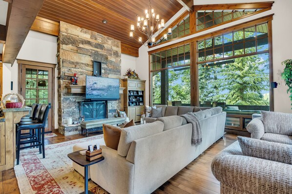 Smart TV, fireplace - Ski-in/Ski-out rental home in the exclusive Evergreen Neighborhood! Hot Tub! (Deer Valley)