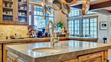 ثلاجة، ميكروويف، فرن، موقد طهي مسطح