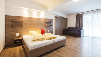 Classic-Apartment, 2 Schlafzimmer | 4 Schlafzimmer, individuell eingerichtet, Bettwäsche