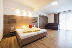 Classic Apartment, 2 Bedrooms | 4 bedrooms, individually furnished, bed sheets