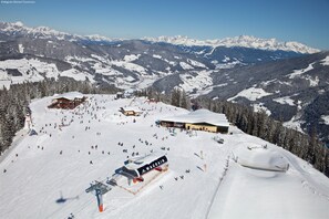 A ski resort with a chairlift, snow-covered slopes, and mountain views. - Apartment in Kleinarl Near Ski-area With Balcony & Parking (Kleinarl)