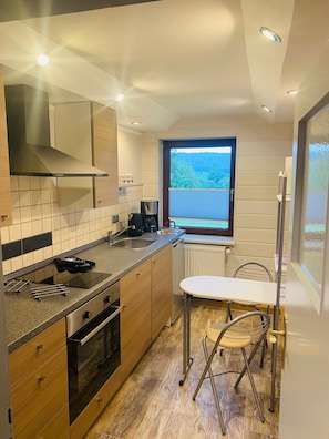 Lemari es, microwave, kompor, dan mesin pembuat kopi/teh