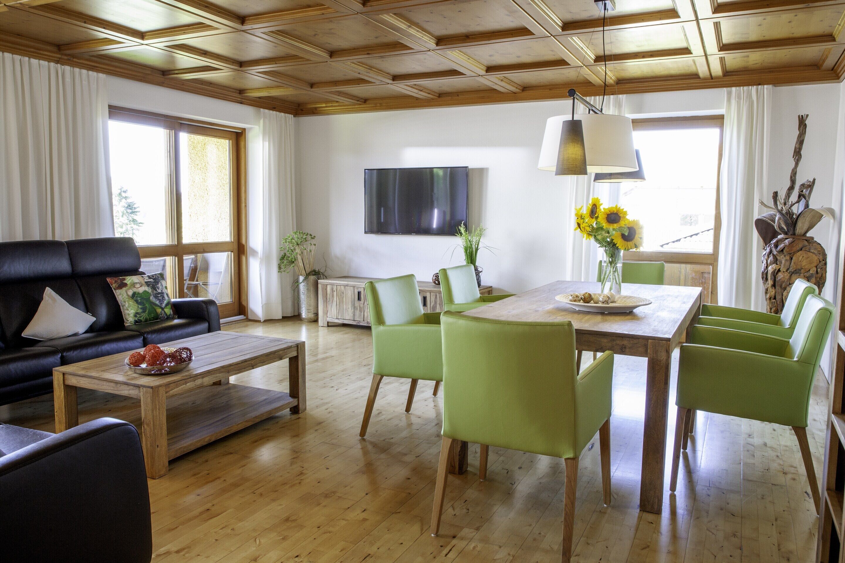 Classic Apartment, 2 Bedrooms | Living room
