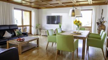 Classic Apartment, 2 Bedrooms | Living room