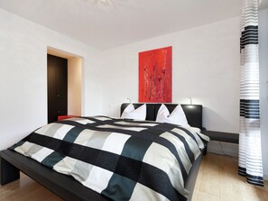 3 habitaciones, muebles diferentes y ropa de cama 