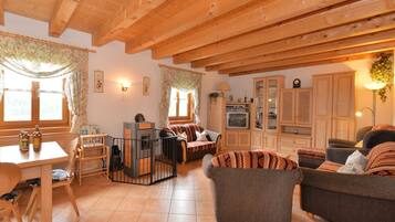 Classic House, 3 Bedrooms | Living room