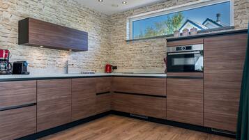 Lemari es, microwave, oven, dan mesin pencuci piring