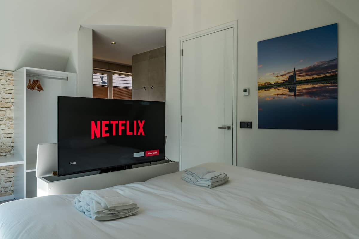 10 bedrooms, individually furnished, bed sheets