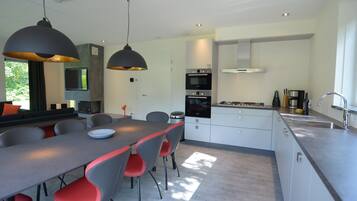 Deluxe Villa, 4 Bedrooms | Private kitchen | Fridge, microwave, oven, dishwasher