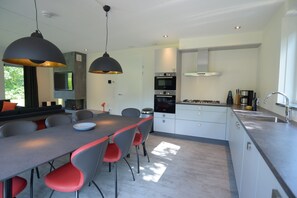 Deluxe Villa, 4 Bedrooms | Private kitchen