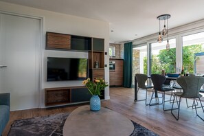 Villa Classique, 3 chambres | Salle de séjour | Lecteur de DVD