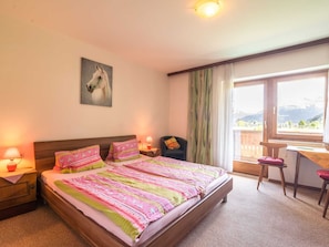 7 bedrooms, bed sheets - Contemporary Apartment in Maishofen Near Ski Area (Maishofen)