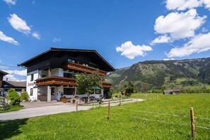 Apartamento clássico, 3 quartos | Fachada