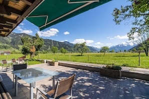 Garden - Contemporary Apartment in Maishofen Near Ski Area (Maishofen)