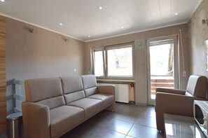 Classic Apartment, 4 Bedrooms | Living room - Attractive Apartment in Zell Near River (Zell (Mosel))