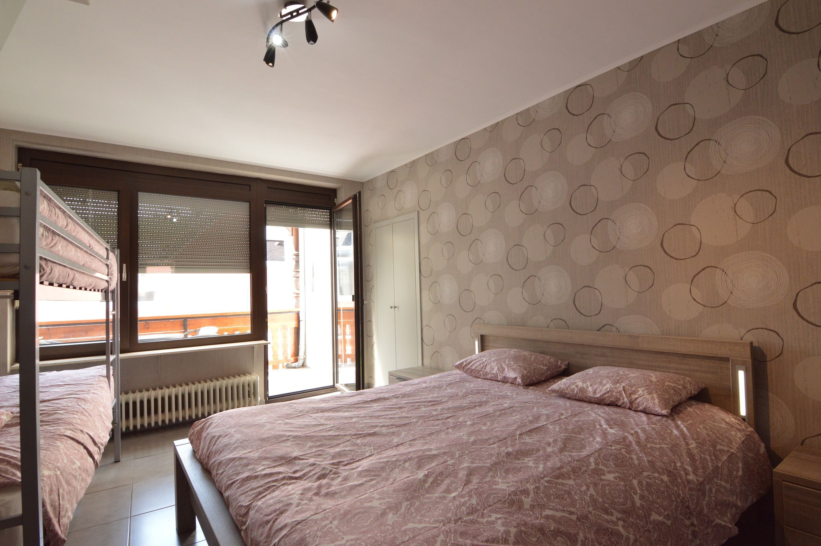 7 habitaciones, muebles diferentes y ropa de cama 