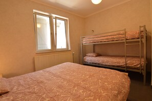 7 bedrooms, individually furnished, bed sheets