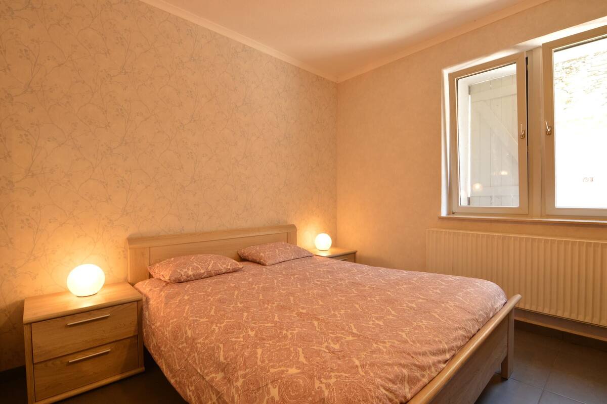 7 camere, con arredamento individuale, lenzuola