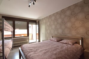 7 bedrooms, individually furnished, bed sheets - Attractive Apartment in Zell Near River (Zell (Mosel))