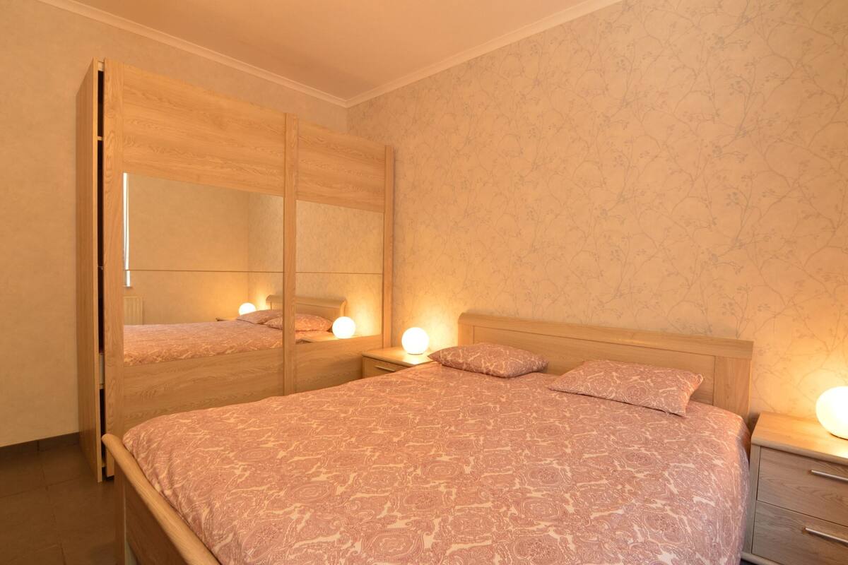 7 quartos, individualmente mobiliados, roupa de cama