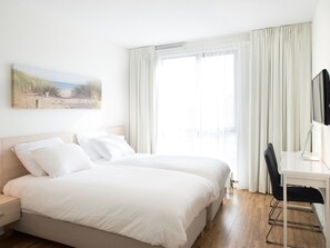 Comfort Apartment, 2 Bedrooms | 4 bedrooms, individually furnished, bed sheets - Two Room Apartment Overlooking the Harbor (The Hague)