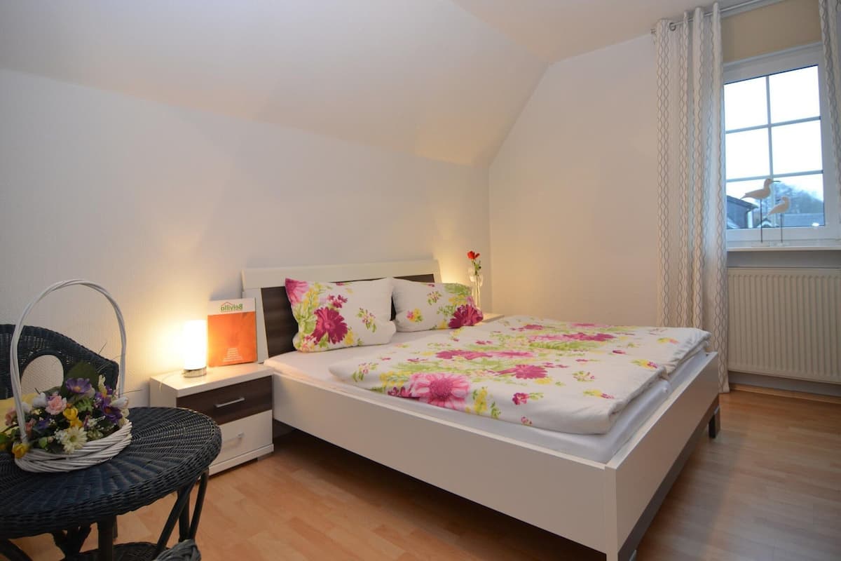 Deluxe Apartment, 3 Bedrooms | 10 bedrooms, individually furnished, bed sheets