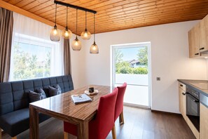 Une cuisine moderne avec des meubles en bois et un four encastré.
