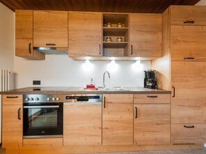 Lemari es, microwave, oven, dan mesin pencuci piring