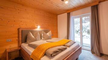 4 bedrooms, bed sheets