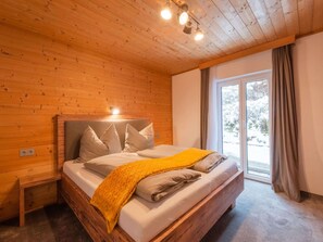 Classic Apartment, 2 Bedrooms | 4 bedrooms, bed sheets