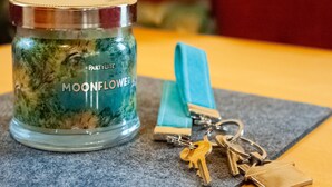 A glass jar with a metal lid labeled "MOONFLOWER" and a set of keys on a grey cloth. - Modern Apartment in Kitzbuhel Near Ski Area (Kitzbuhel)