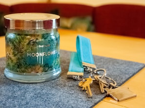 A glass jar with a metal lid labeled "MOONFLOWER" and a set of keys on a grey cloth. - Modern Apartment in Kitzbuhel Near Ski Area (Kitzbuhel)