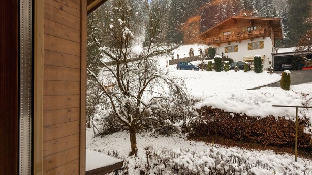 A wooden building with a snow-covered landscape and a mountain in the background. - Modern Apartment in Kitzbuhel Near Ski Area (Kitzbuhel)