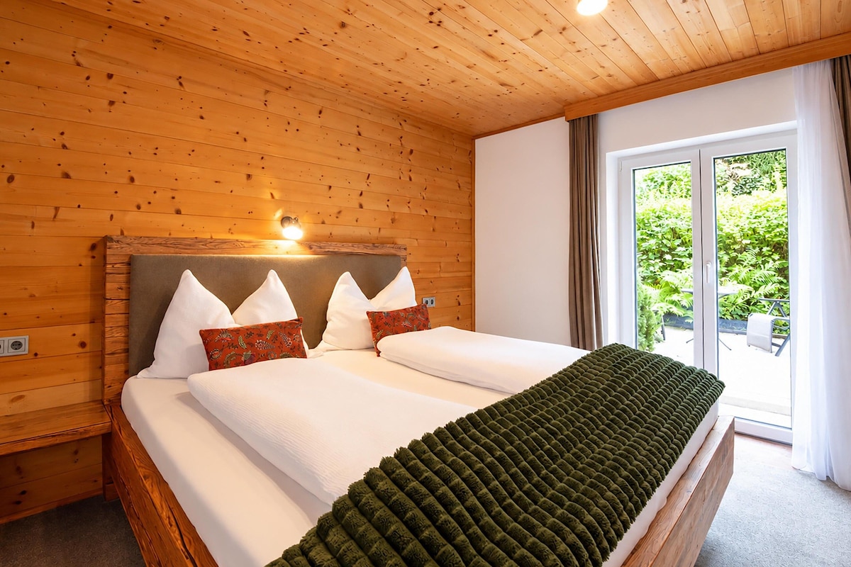 Classic Apartment, 2 Bedrooms | 4 bedrooms, bed sheets