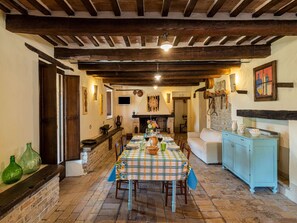 Casa clàssica, 3 dormitoris | Sala d'estar | Llar de foc