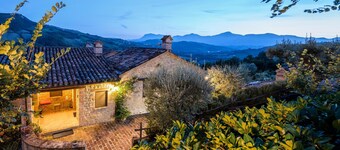 近錫比利尼山脈的華麗公寓附游泳池