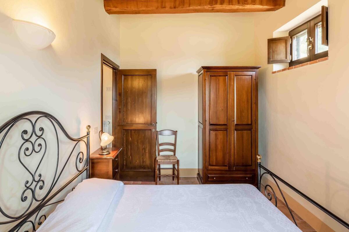 Comfort Apartment, 1 Bedroom | 6 bedrooms, individually furnished, iron/ironing board, bed sheets
