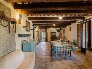 Classic House, 3 Bedrooms | Living room | Fireplace