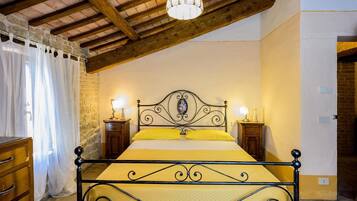 Classic Apartment, 3 Bedrooms | 6 bedrooms, individually furnished, iron/ironing board, bed sheets