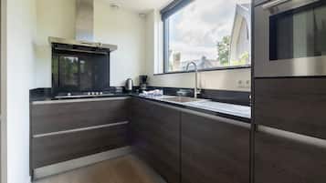 Fridge, oven, dishwasher, coffee/tea maker