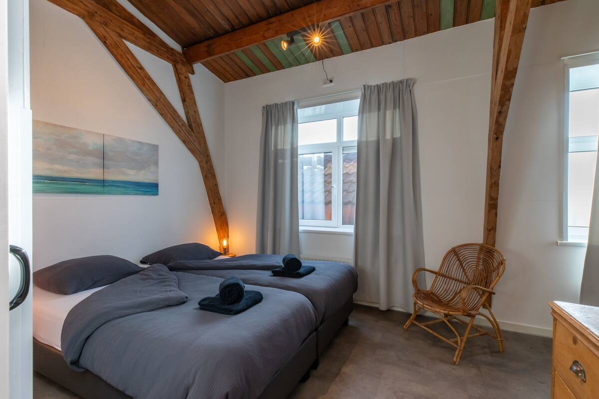 8 bedrooms, individually furnished, bed sheets