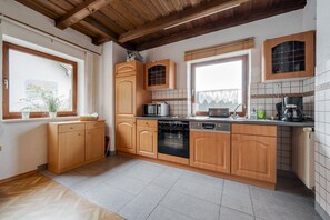 Comfort huis, 3 slaapkamers | Privékeuken | Een koelkast, een magnetron, een oven, een kookplaat