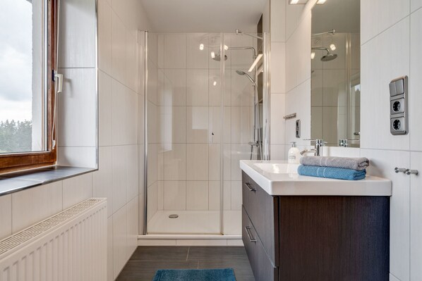 Classic-Haus, 3 Schlafzimmer | Badezimmer | Dusche