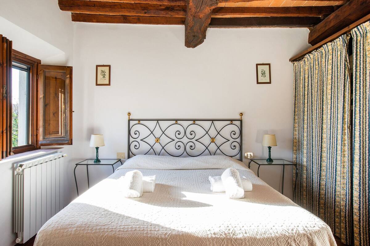 2 habitaciones, muebles diferentes y ropa de cama