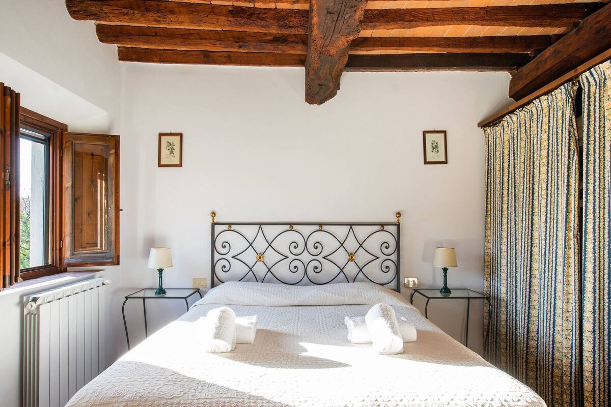 10 bedrooms, individually furnished, bed sheets