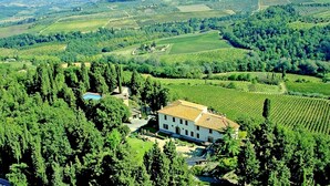 View from property - Cosy Holiday Home in Tuscany With Shared Swimming Pool (San Casciano in Val di Pesa)