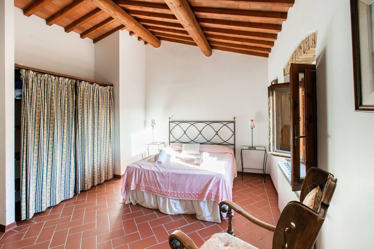 2 habitaciones, muebles diferentes y ropa de cama